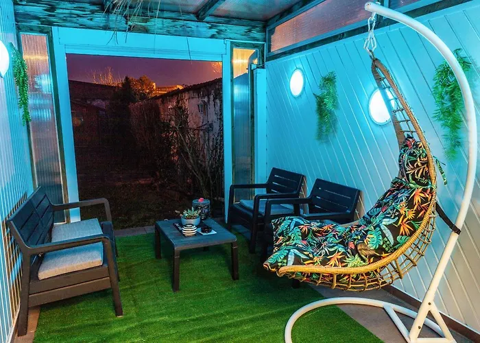 Maison De Restylée Avec Jardin, Proche Gare