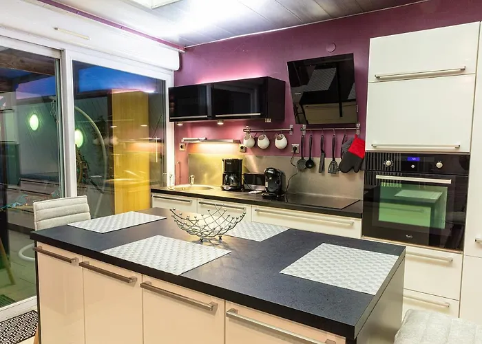 Maison De Restylée Avec Jardin, Proche Gare